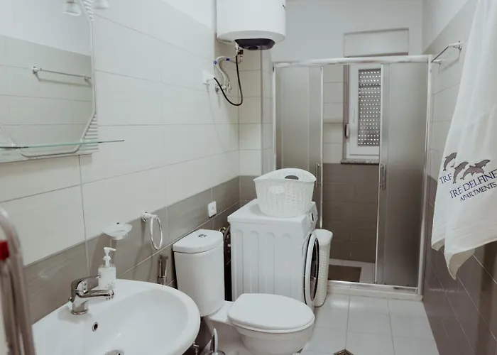 Tre Delfinet * Lezhë